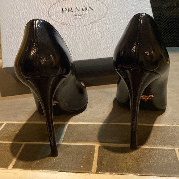 Beautiful like new textured patent leather Prada Pumps worn only a few times - Picture 5 of 8